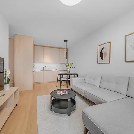 Cloud 9 Pri Myte Elegance - Brand New With Free Parking דירה ברטיסלאבה